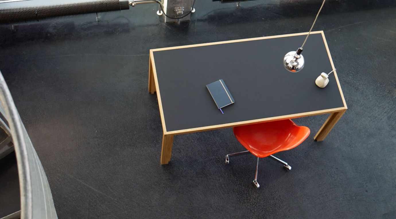 3. Mood: Schreibtisch mit Linoleumplatte, Eichenholz aus dem Templiner Forst, gefertigt in Berlin-Prenzlauer Berg.