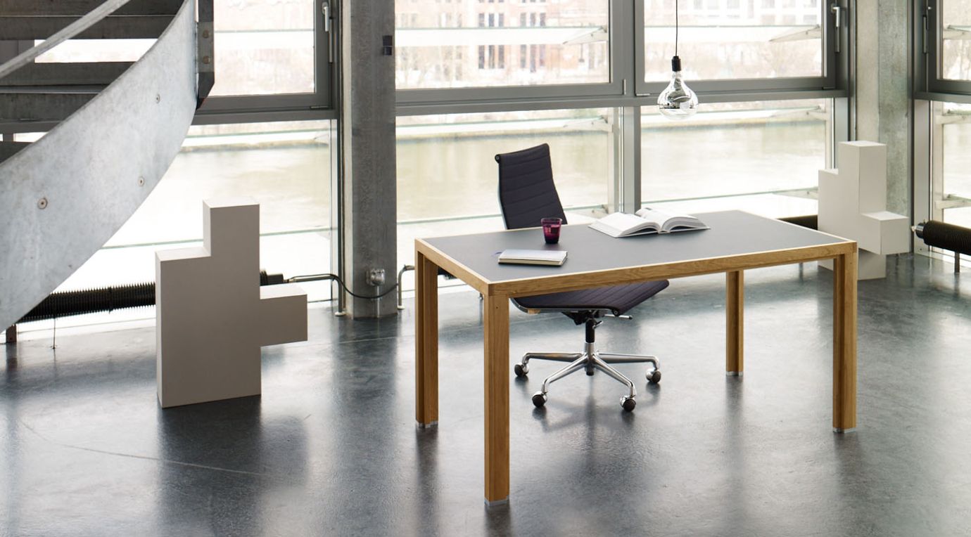 5. Mood: Schreibtisch mit Linoleumplatte, Eichenholz aus dem Templiner Forst, gefertigt in Berlin-Prenzlauer Berg.